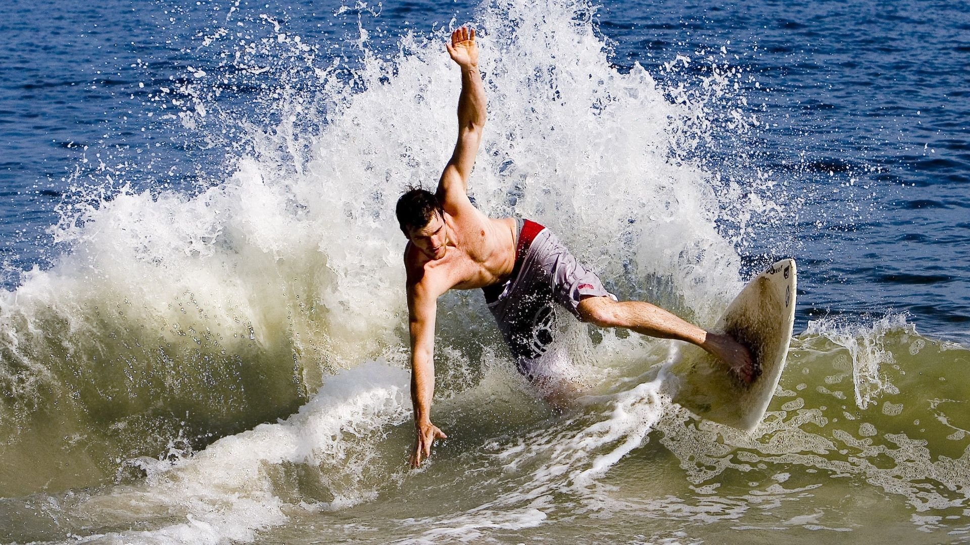 开云体育官方入口-西甲：皇马客场逆转巴萨，榜首之争引发轩然大波，西超杯皇马vs巴萨