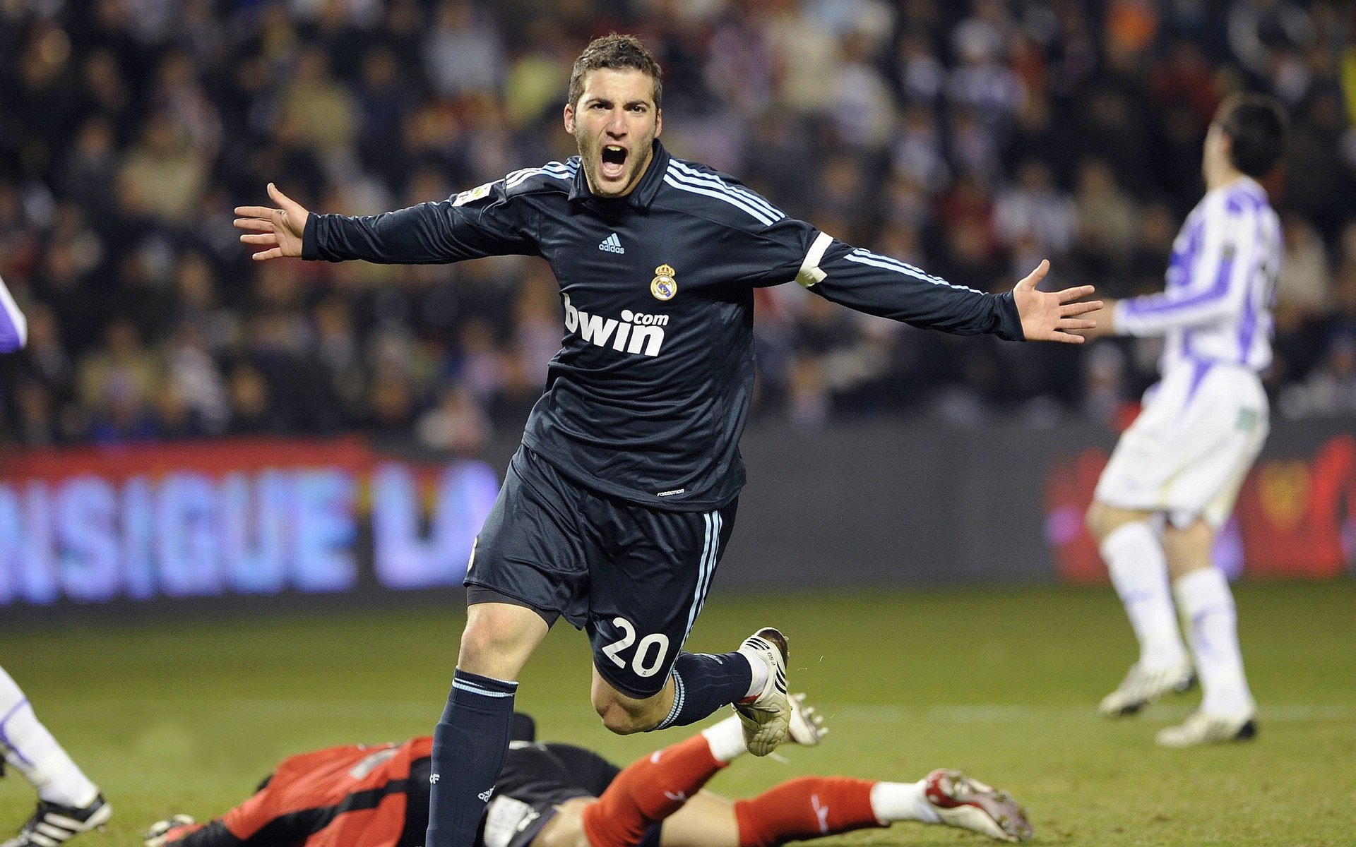 西甲:皇马客场逆转巴萨,榜首之争引发轩然大波,西超杯皇马vs巴萨